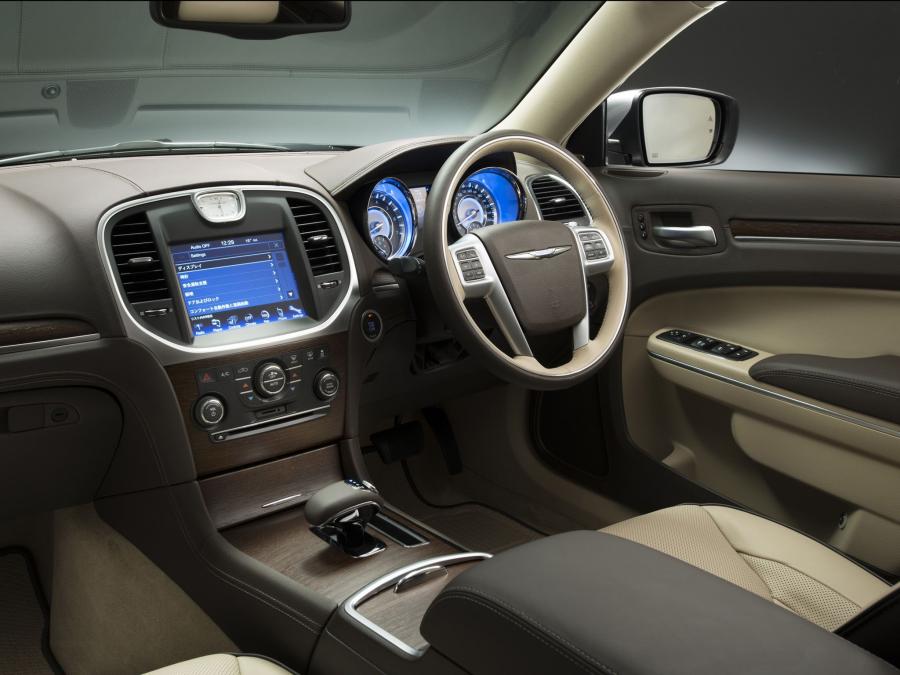  Chrysler 300 2012 года  (JP) (фото 6 из 6)